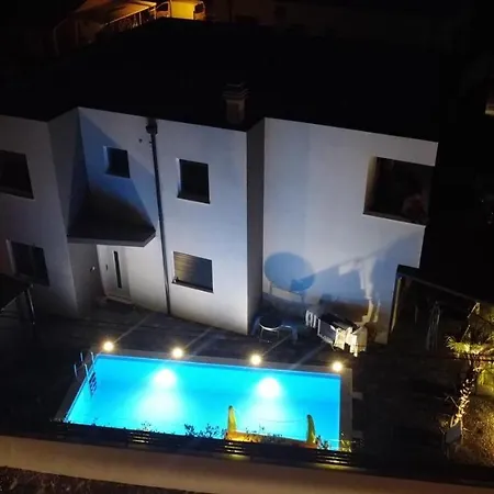Luxury Lukas Pool & Parking アパート *