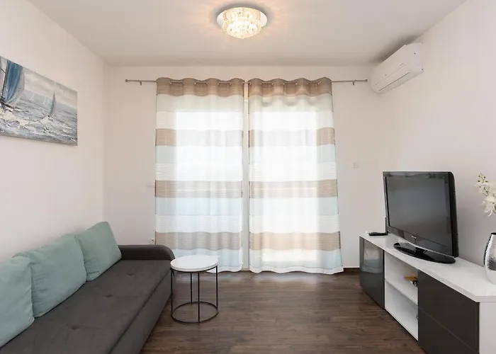 Luxury Lukas Pool & Parking Apartment *